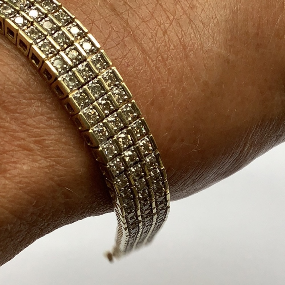 Women’s tenis bracelet. 195 diamonds /7 carats.